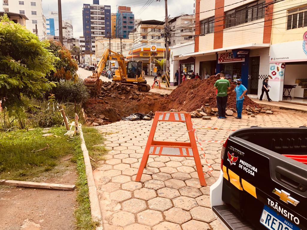 Obra de desobstrução de manilha na Praça Mário Del Giudice não tem previsão de conclusão