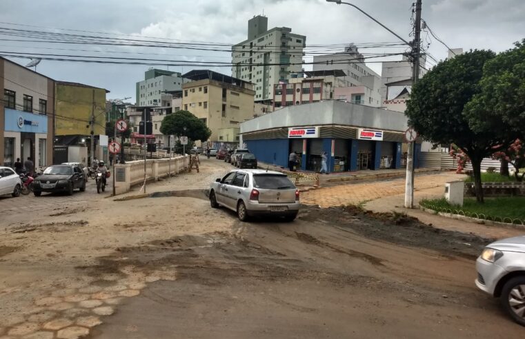 Linha férrea atrás da Drogaria Araújo é liberada para passagem de automóveis