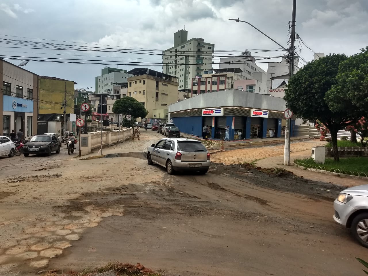 Linha férrea atrás da Drogaria Araújo é liberada para passagem de automóveis