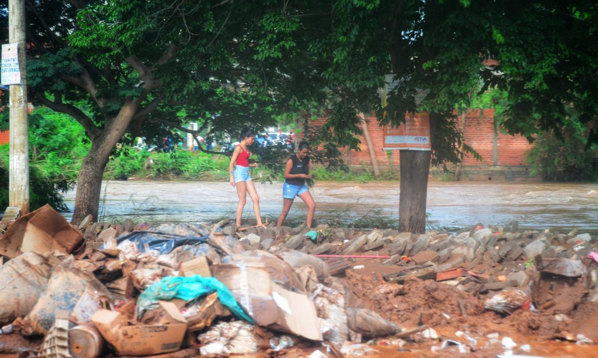 Minas: chuvas deixam 63 cidades em situação de emergência