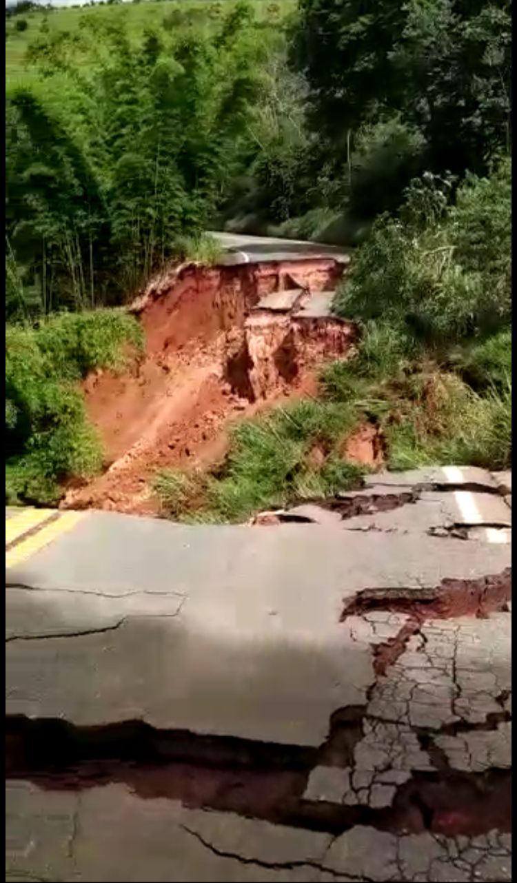 Parte da pista desaba na MG-262 e interdita o trânsito entre Mariana e Ponte Nova