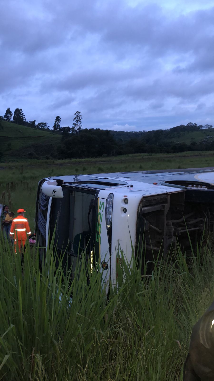 Buser e Paraty Tur emitem nota a respeito de tombamento de ônibus em Viçosa