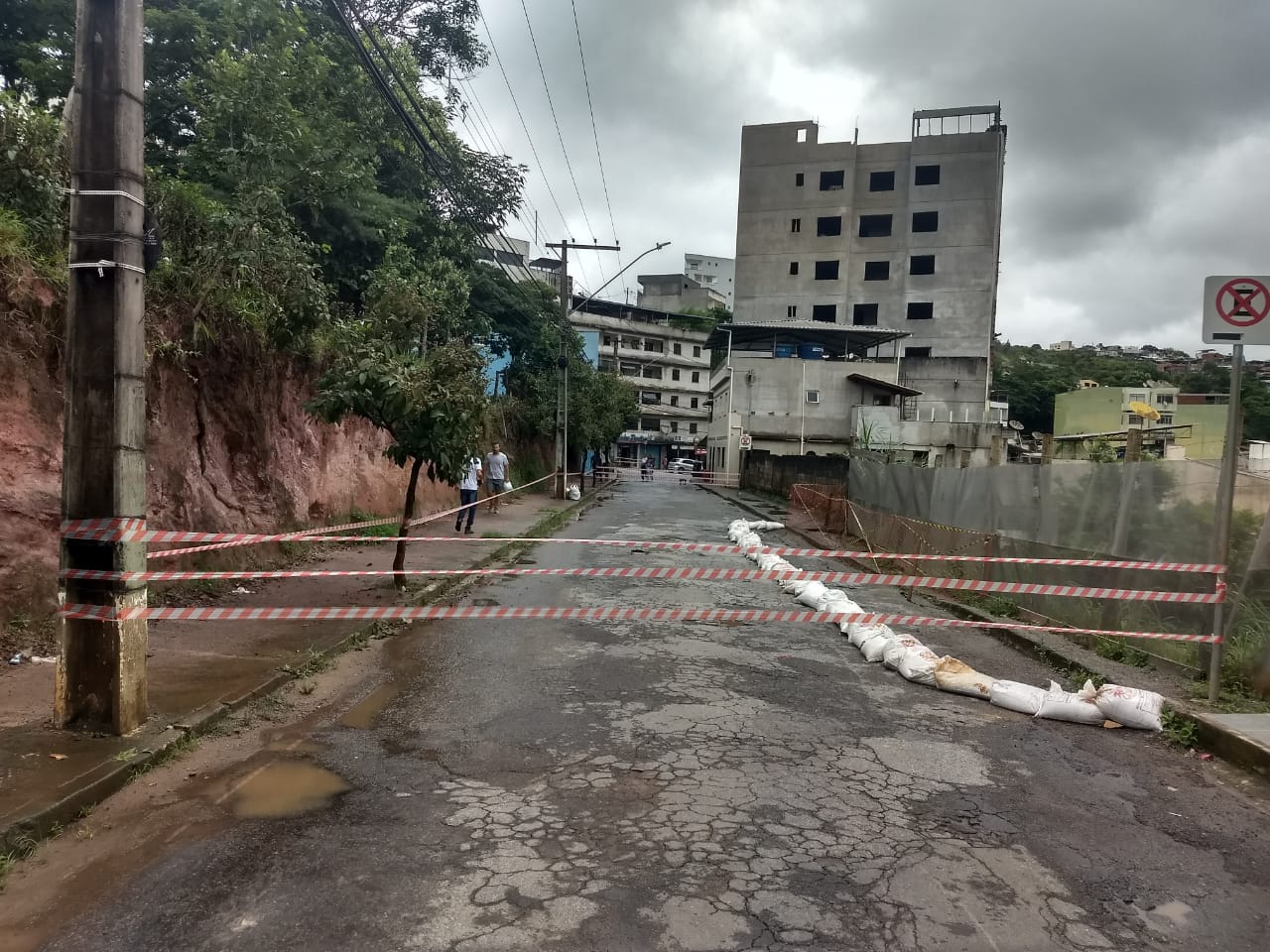 Rua Benevenuto Saraiva, em Viçosa está totalmente interditada