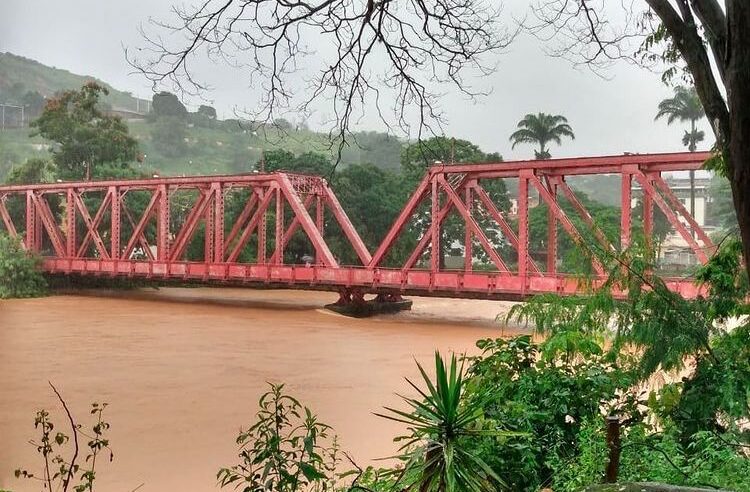 Rio que corta Ponte Nova está em sua cota máxima e prefeito alerta para inundações