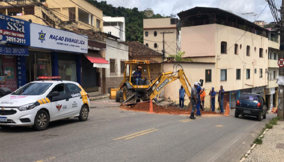 SAAE realiza obra em frente ao Lar dos Velhinhos; trânsito está lento