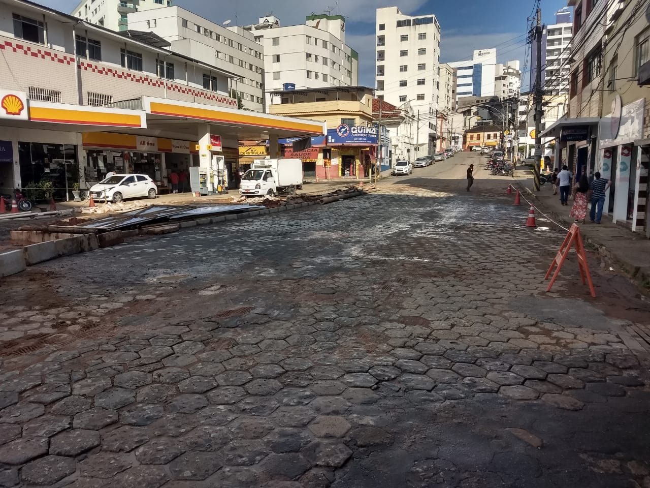 Praça Mário del Giudice é parcialmente liberada para trânsito de veículos