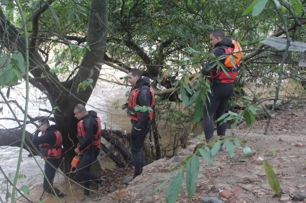 Ponte Nova: busca pelos corpos de homem e filha no Rio Piranga segue em andamento