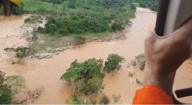 Ponte Nova: com ajuda de helicóptero, bombeiros acham indícios de um corpo