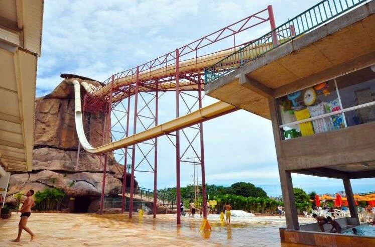 Tragédia: criança de Conselheiro Lafaiete morre após cair de tobogã em Caldas Novas