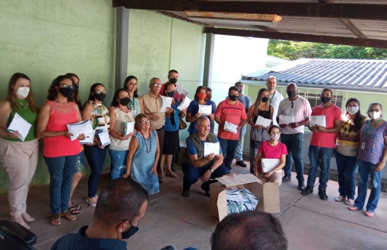 Prefeito participa de entrega de insumos a agricultores familiares