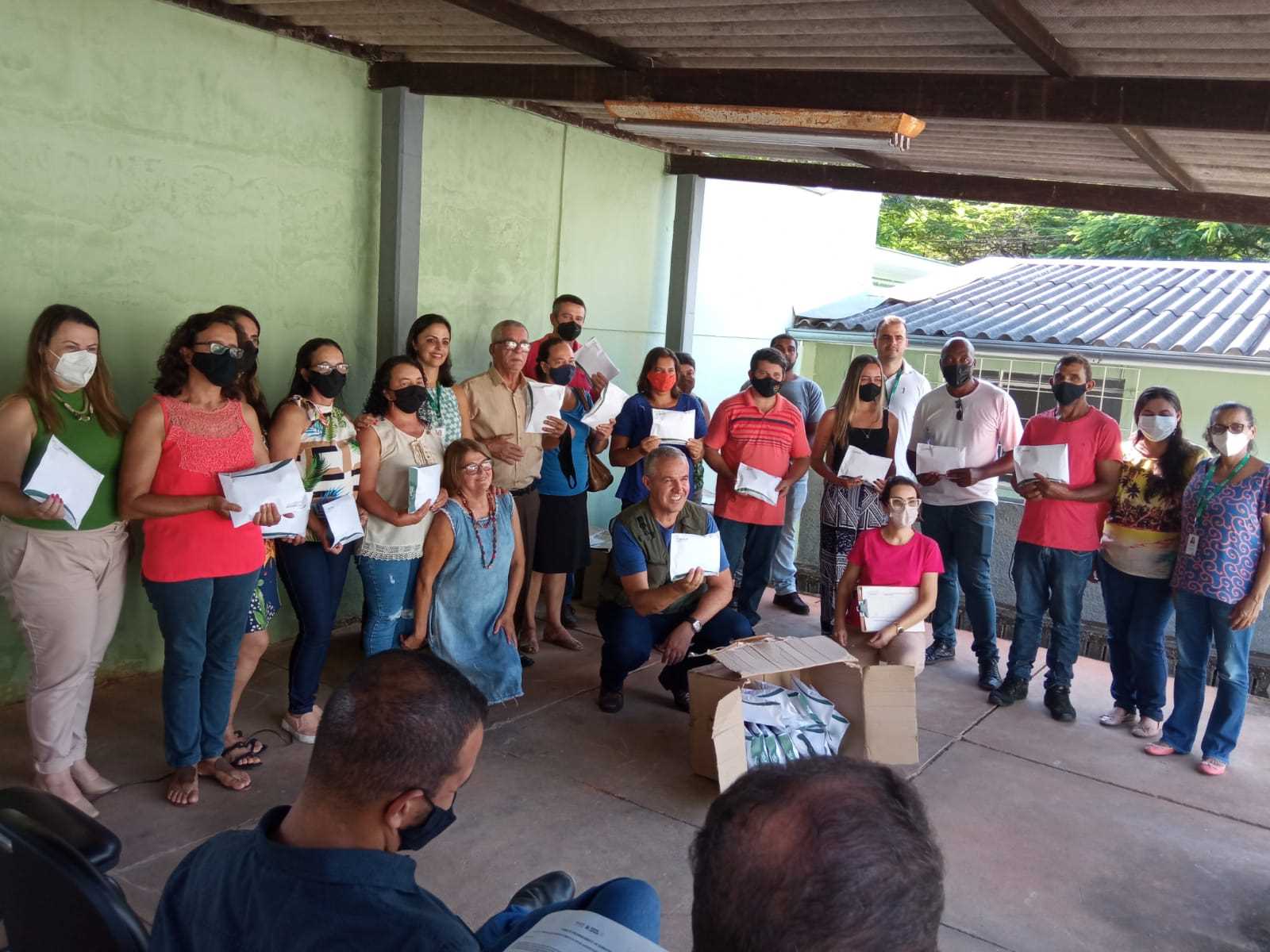 Prefeito participa de entrega de insumos a agricultores familiares
