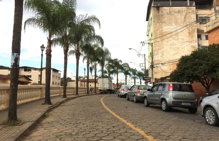 Manutenção em calçamento deixa a Bueno Brandão em meia pista, nesta quarta-feira (30)
