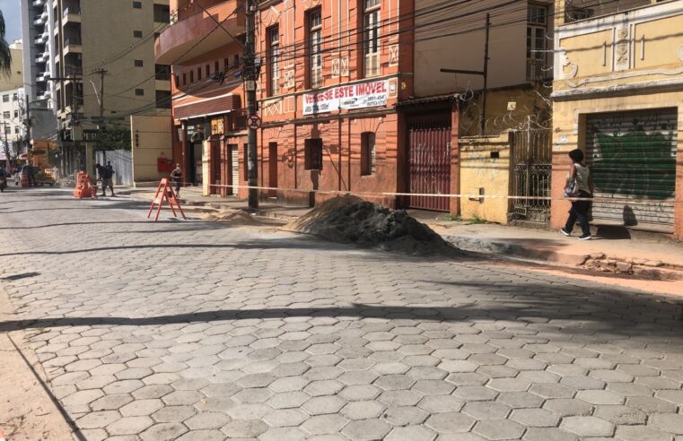 Secretaria de Obras finaliza manutenção de calçamento na Av. Bueno Brandão