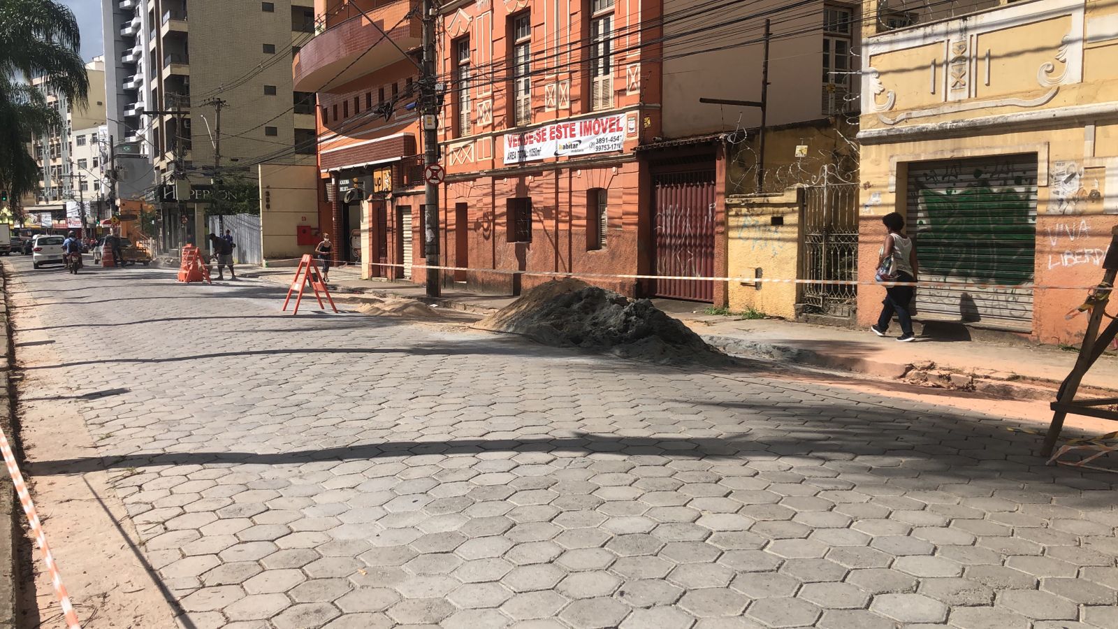 Secretaria de Obras finaliza manutenção de calçamento na Av. Bueno Brandão
