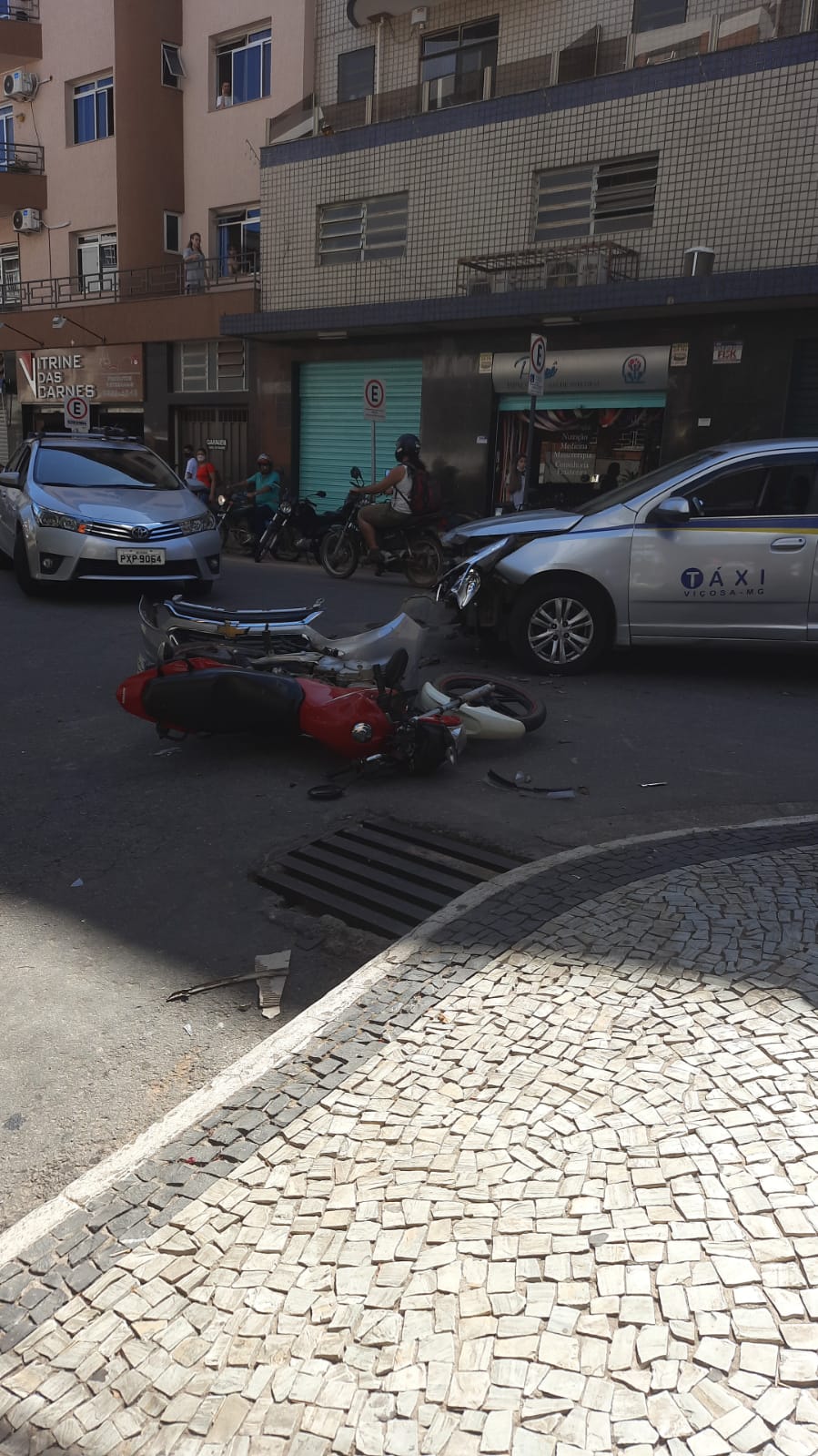 Colisão entre veículos no Cléria Bernardes deixa motociclista ferida