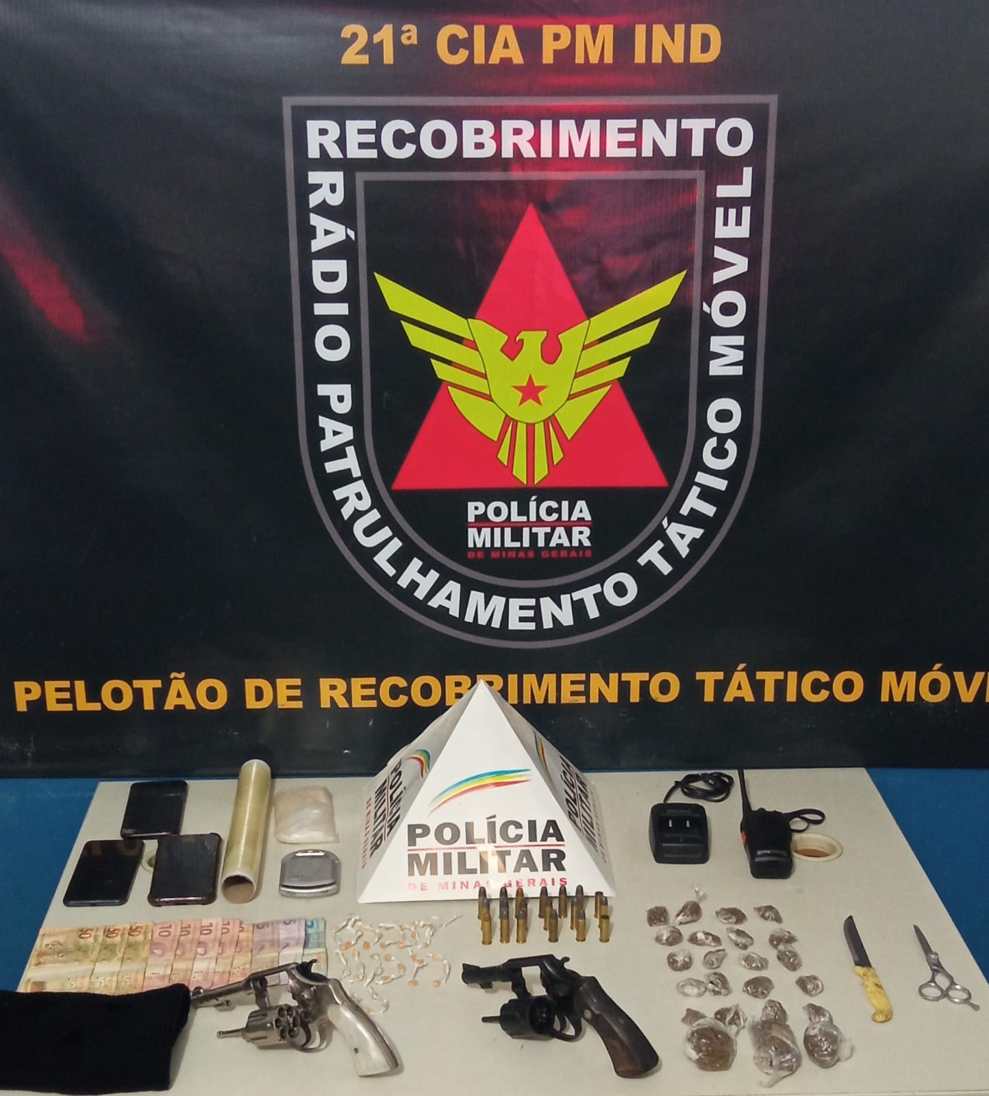 Ponte Nova: autor é preso e menores apreendidos por tráfico de drogas e porte ilegal de arma