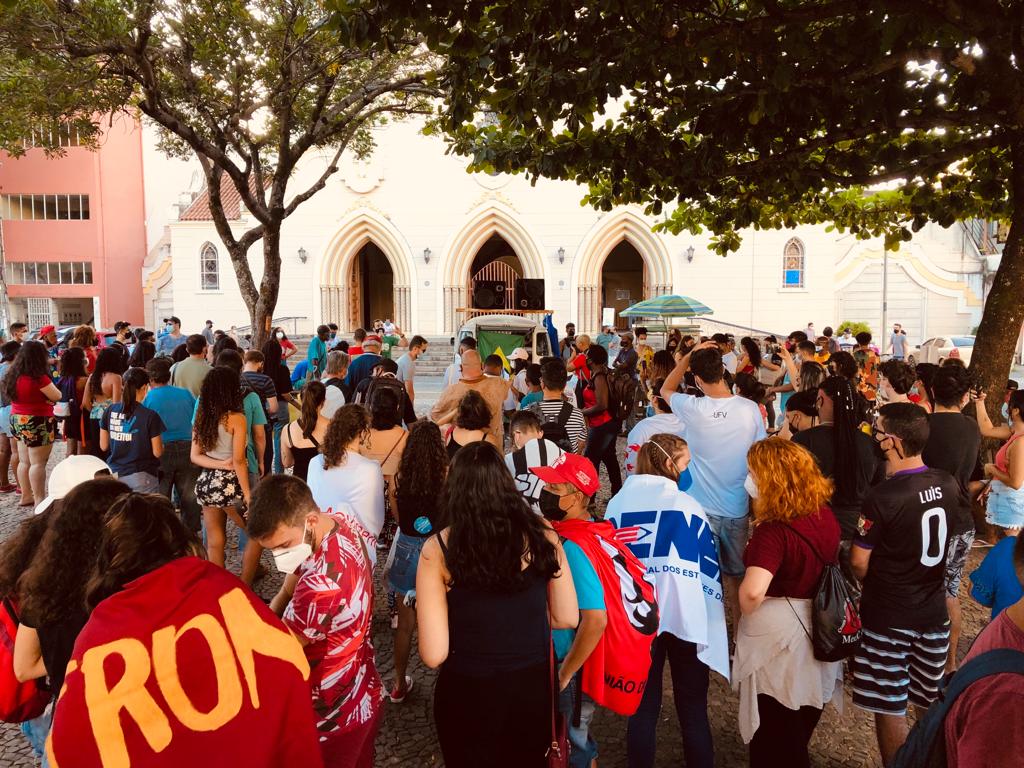 UFV: estudantes protestam na Bueno Brandão contra corte de verbas
