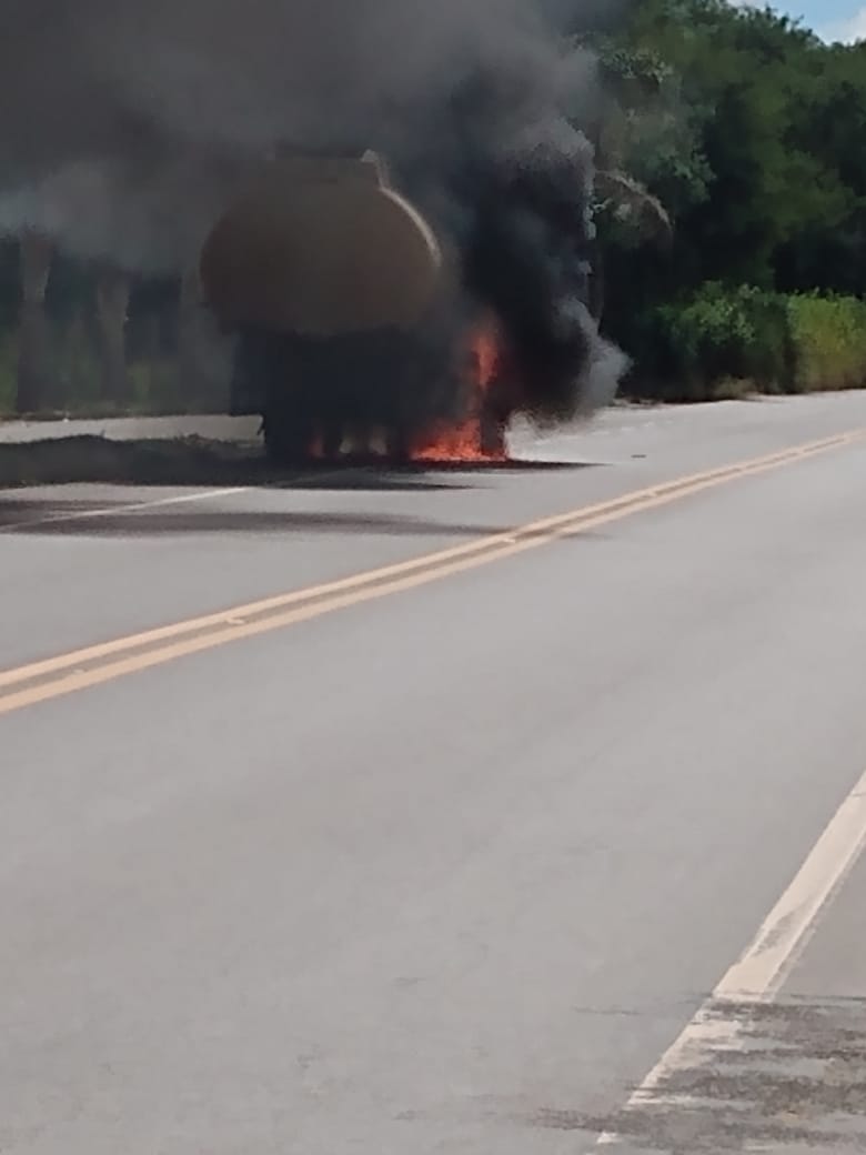 Carreta de combustível pega fogo na BR-120, em Coimbra