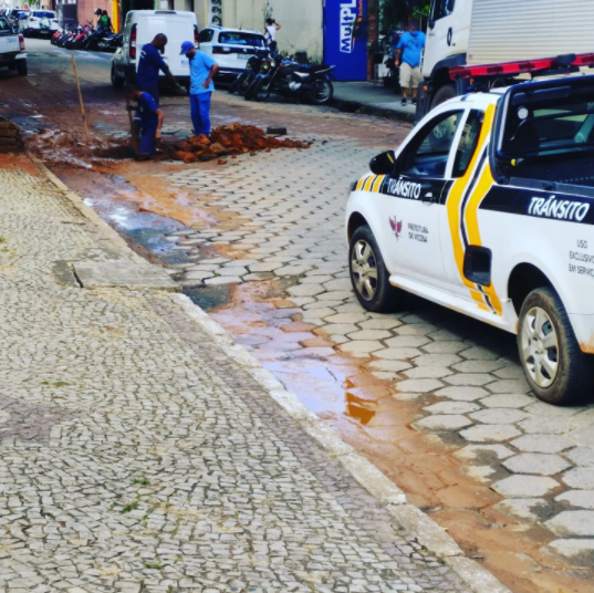 Viçosa: adutora rompe e Avenida Santa Rita está parcialmente interditado