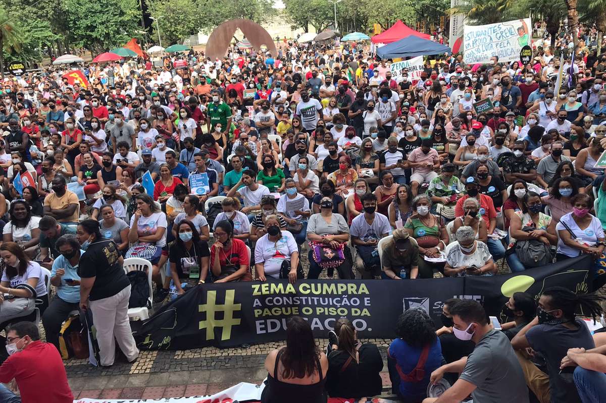 MG: professores estaduais decidem manter greve da Educação