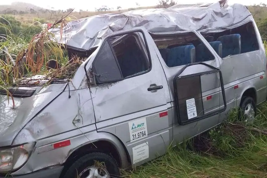 Van de Viçosa capota em Prados e deixa três feridos