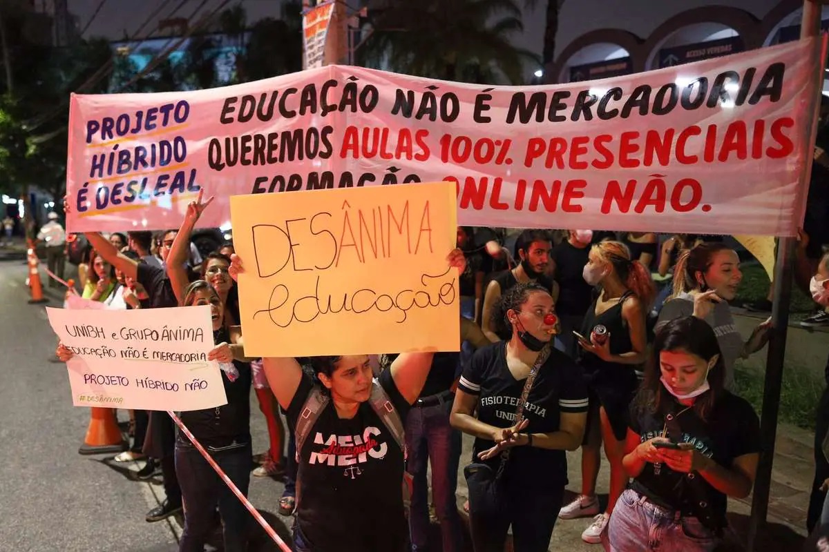 BH: Universitários fazem manifestação por aulas 100% presenciais