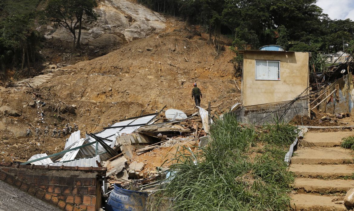 Petrópolis: sobe para 232 o número de mortos na tragédia