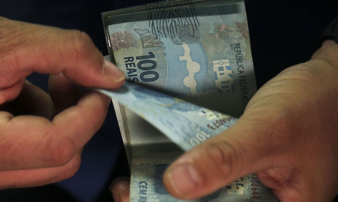 Governo antecipa para maio o pagamento do 13º de beneficiários do INSS