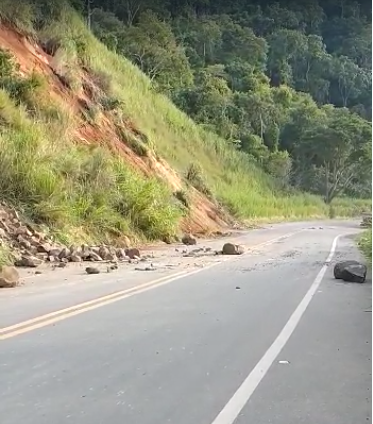 Perigo: pedras deslizam de barranco em trecho da Serra de São Geraldo