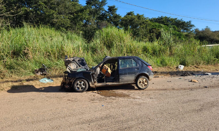 Acidente entre carro e caminhão deixa uma pessoa morta entre Ponte Nova e Rio Doce