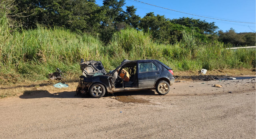 Acidente entre carro e caminhão deixa uma pessoa morta entre Ponte Nova e Rio Doce