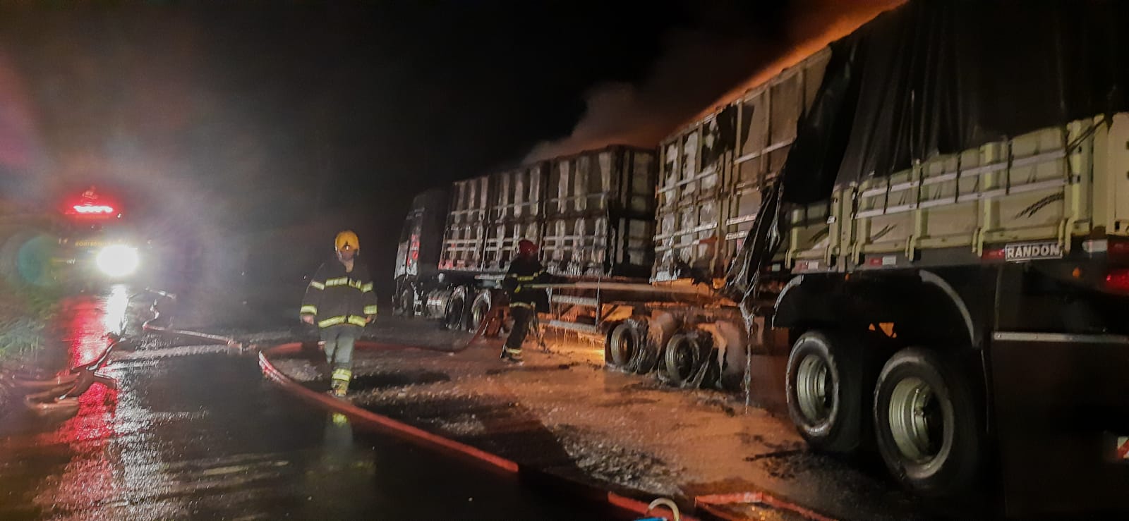 Carreta pega fogo na rodovia que liga Ponte Nova a Teixeiras
