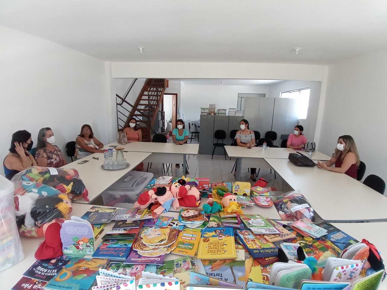 Viçosa: Secretaria de Educação realiza entrega de kits literários para alunos da rede municipal