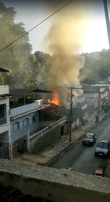 Ponte Nova: homem tem casa incendiada e fica com mais de 90% do corpo queimado