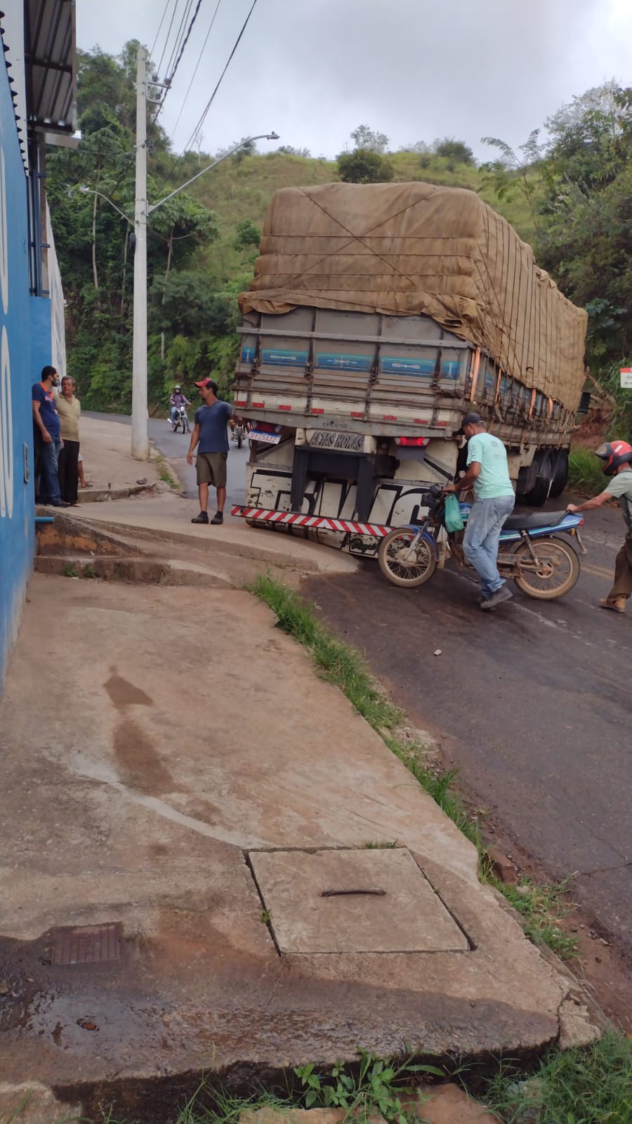 Caminhão perde o freio próximo ao Nova Viçosa e impede passagem de veículos