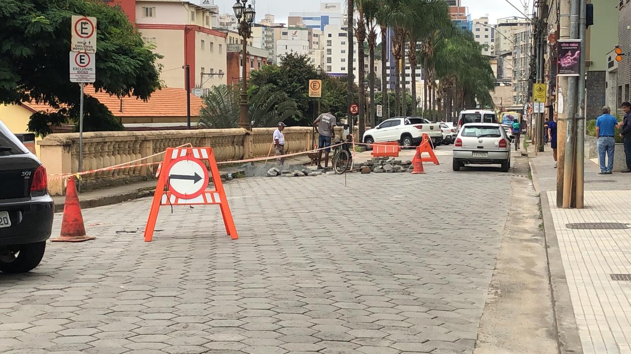 Viçosa: calçamento da avenida Bueno Brandão segue em manutenção