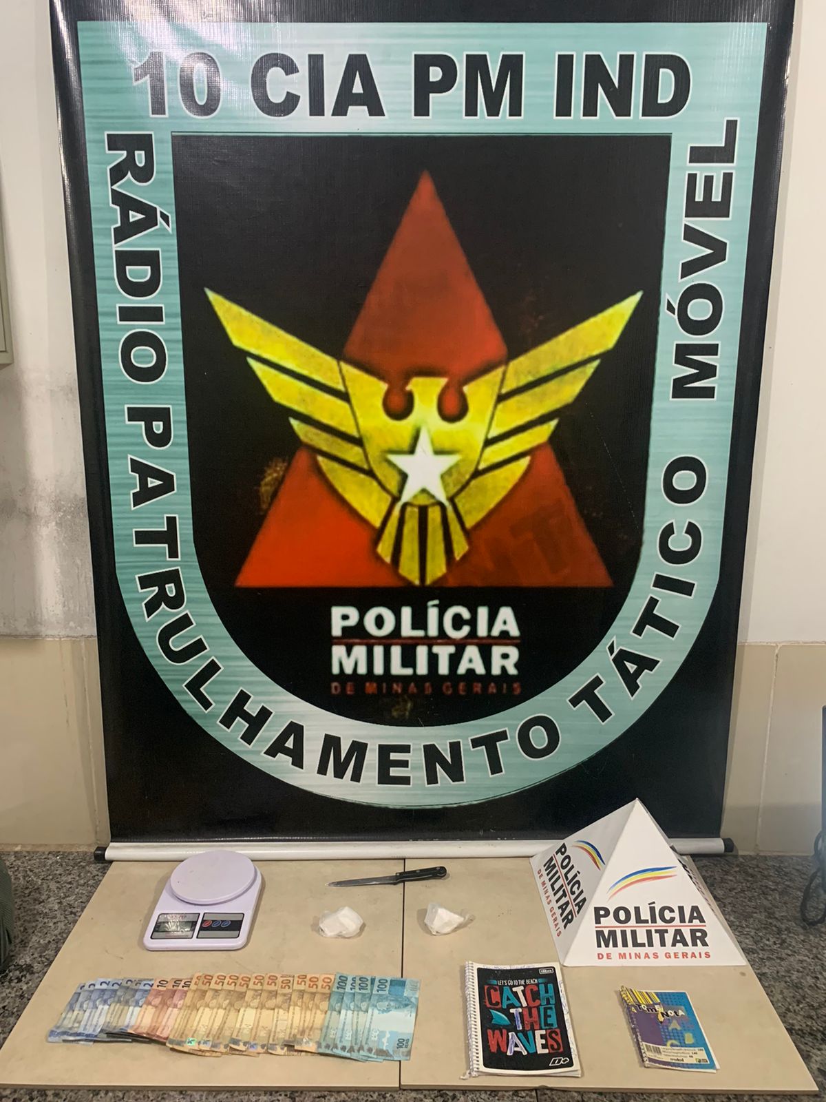 PM prende dois homens por tráfico de drogas na Rua Cajuri, em Viçosa