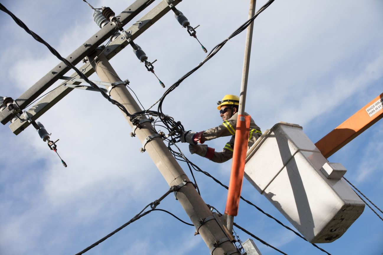 Inscrições do concurso para eletricista de distribuição da Cemig começam em 20/4