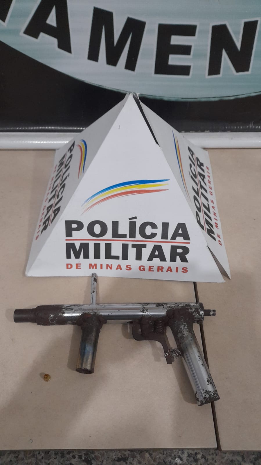 PM prende dois homens por porte ilegal de arma, em Viçosa