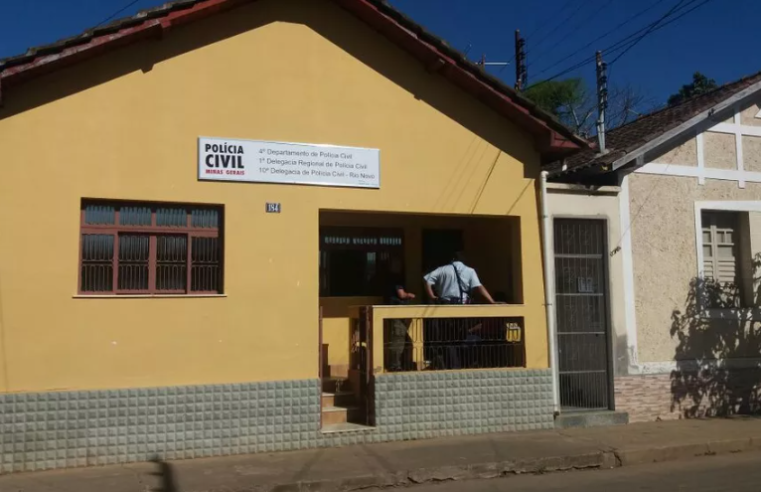 Criminosos invadem delegacia de Rio Novo, furtam armas e deixam recados para a polícia