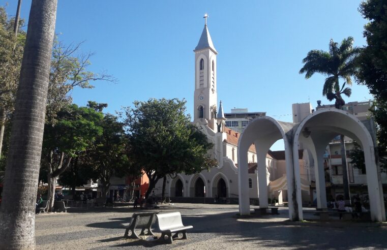 Grupos de dança realizam apresentações na Praça Silviano Brandão, em Viçosa