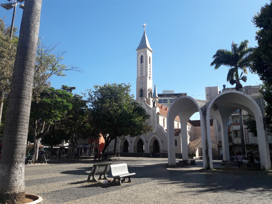 Grupos de dança realizam apresentações na Praça Silviano Brandão, em Viçosa