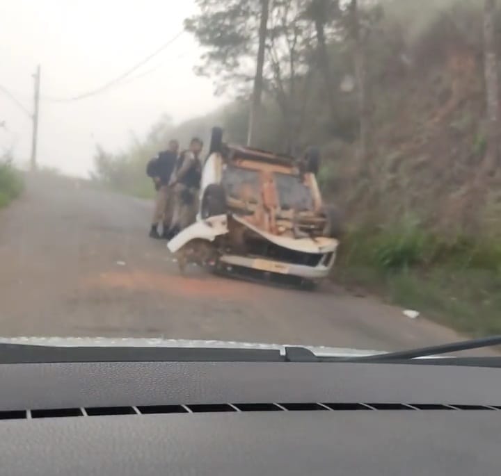 Bandidos roubam casa na zona rural de Ponte Nova, mas capotam carro ao fugirem