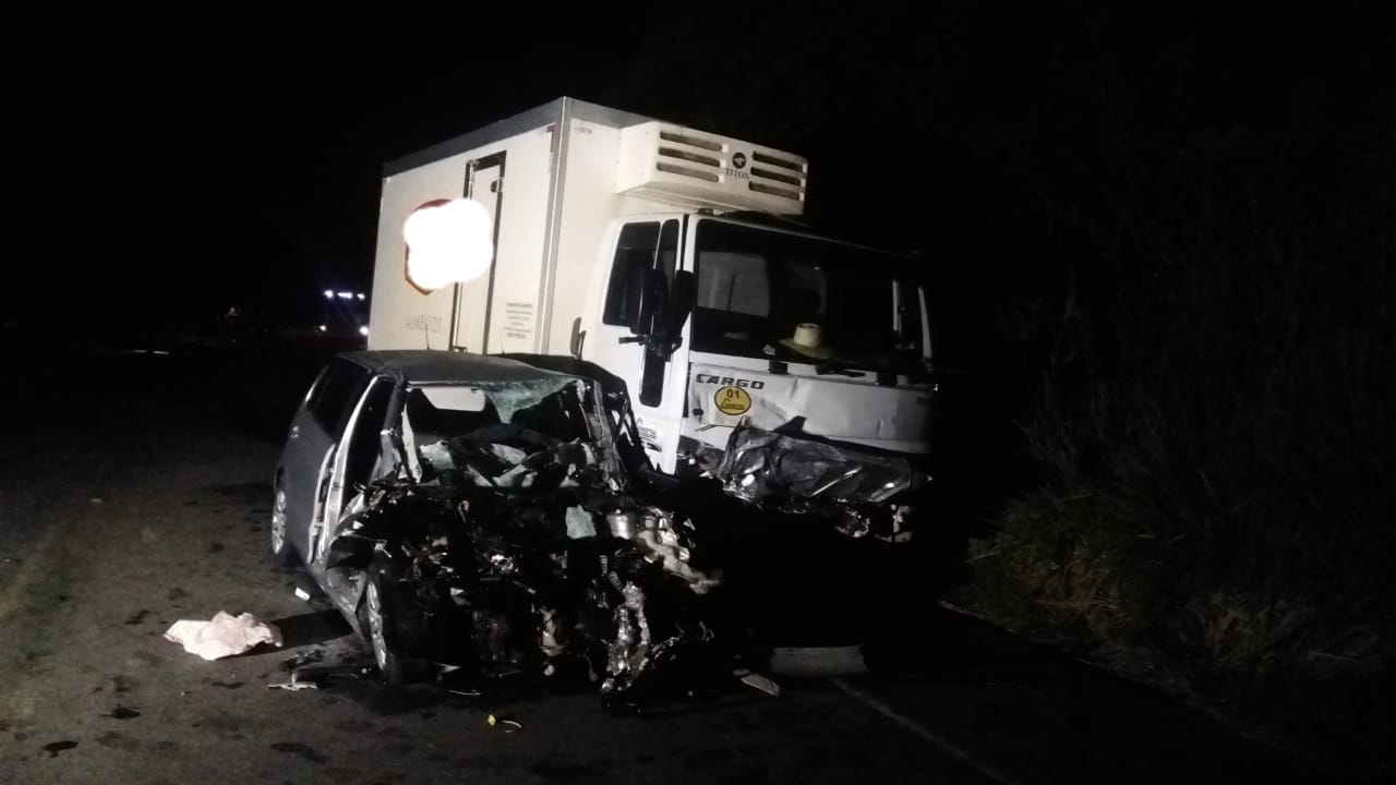Acidente entre caminhão e carro deixa três pessoas mortas próxima ao Motel Cantagalo