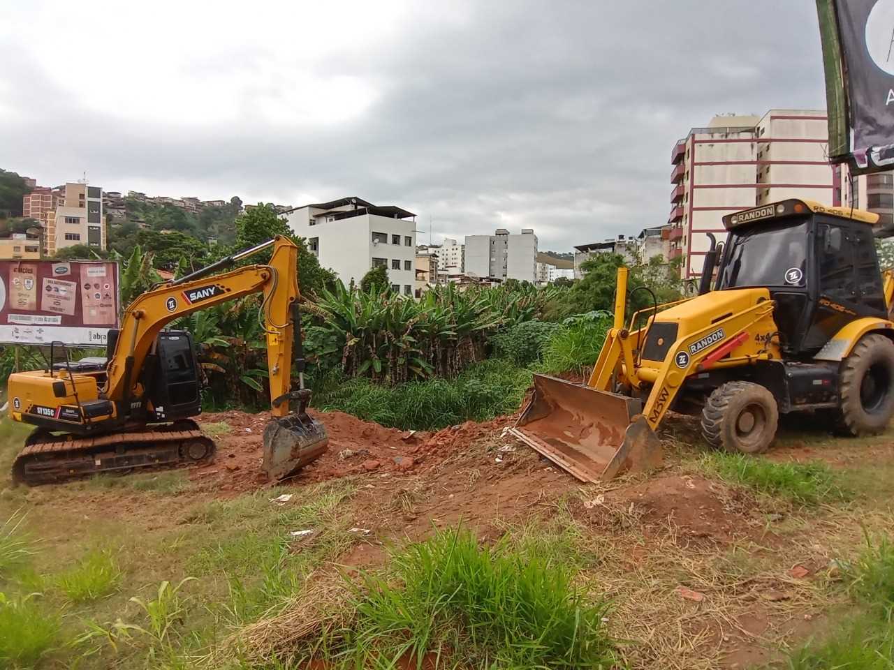 Secretaria de Obras realiza limpeza de ribeirões em Viçosa