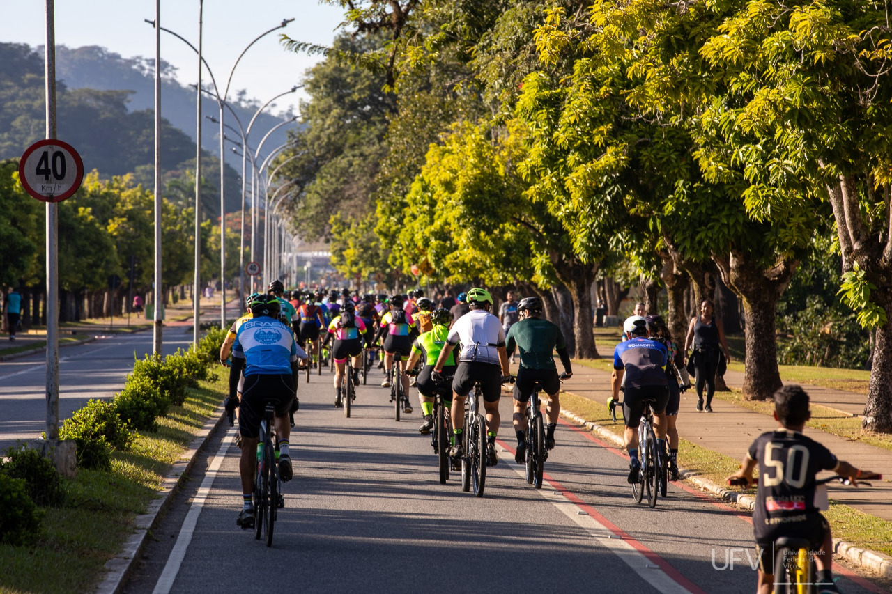 Passeio ciclístico em comemoração ao Dia do Trabalhador reuniu dezenas de ciclistas