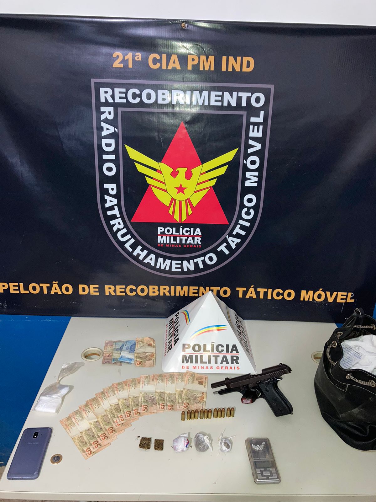 Ponte Nova: dois homens são presos no Novo Horizonte; PM também apreendeu arma e drogas