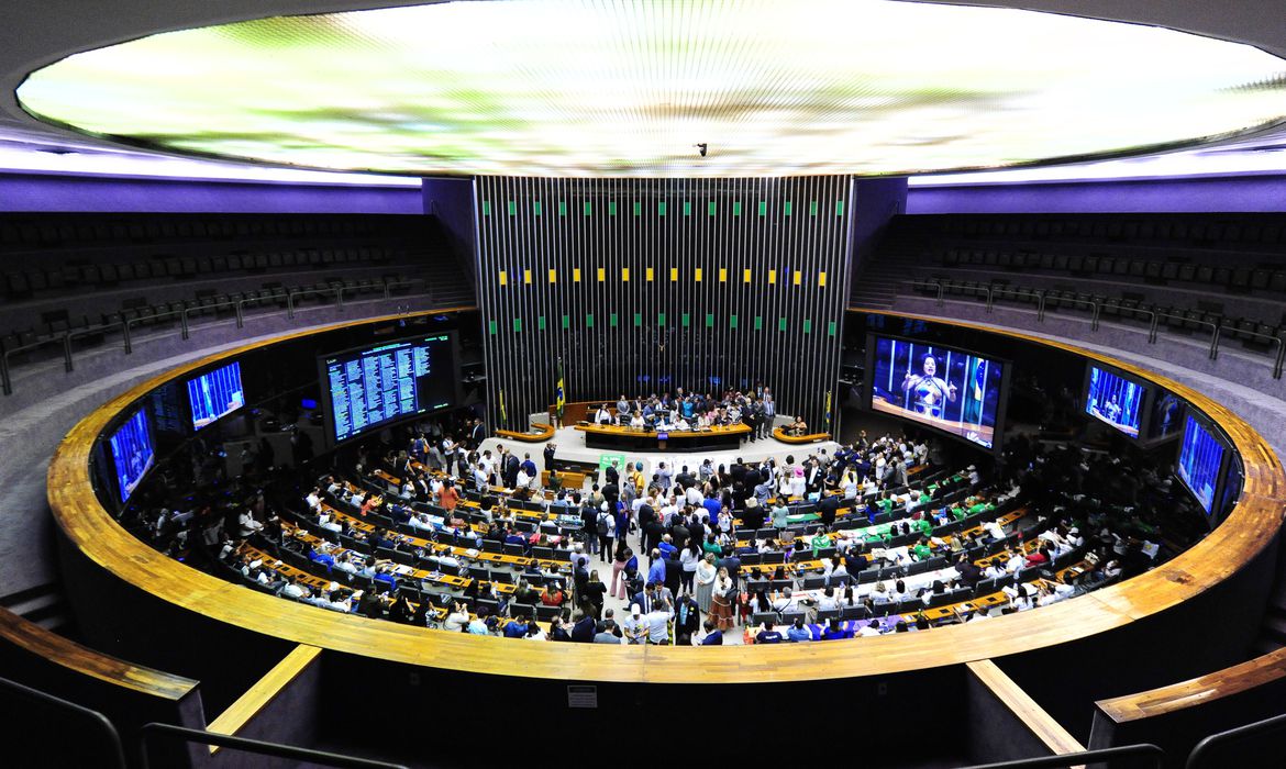 Câmara aprova piso salarial nacional para enfermeiros