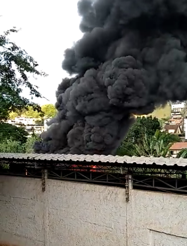 AGORA: galpão de reciclagem pega fogo na Rua Santana, em Viçosa