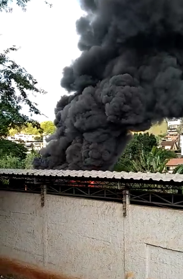 AGORA: galpão de reciclagem pega fogo na Rua Santana, em Viçosa